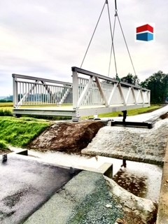 Montage Geh- und Fahrradbrücke SR 22 Schambach / Ainbrach Bild 1